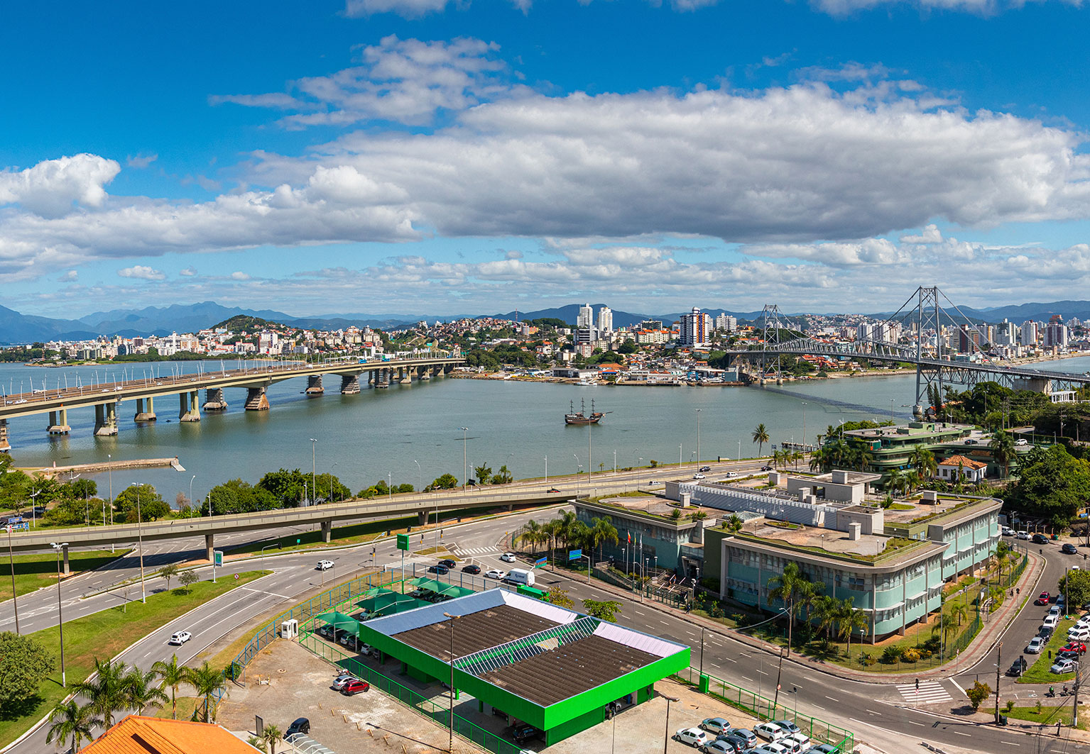 O complexo visto do alto, junto à baía