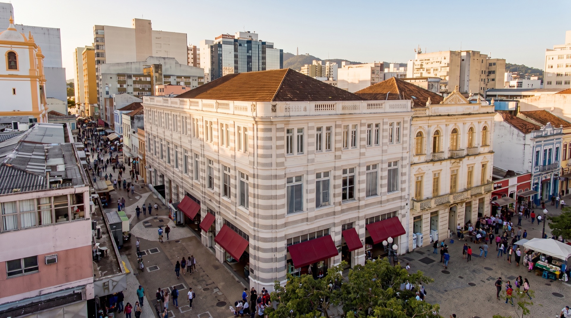 Edifício Hoepcke Premier, no centro histórico de Florianópolis